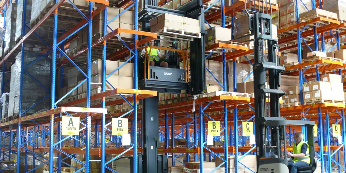 Smalle gangen magazijn met combitruck